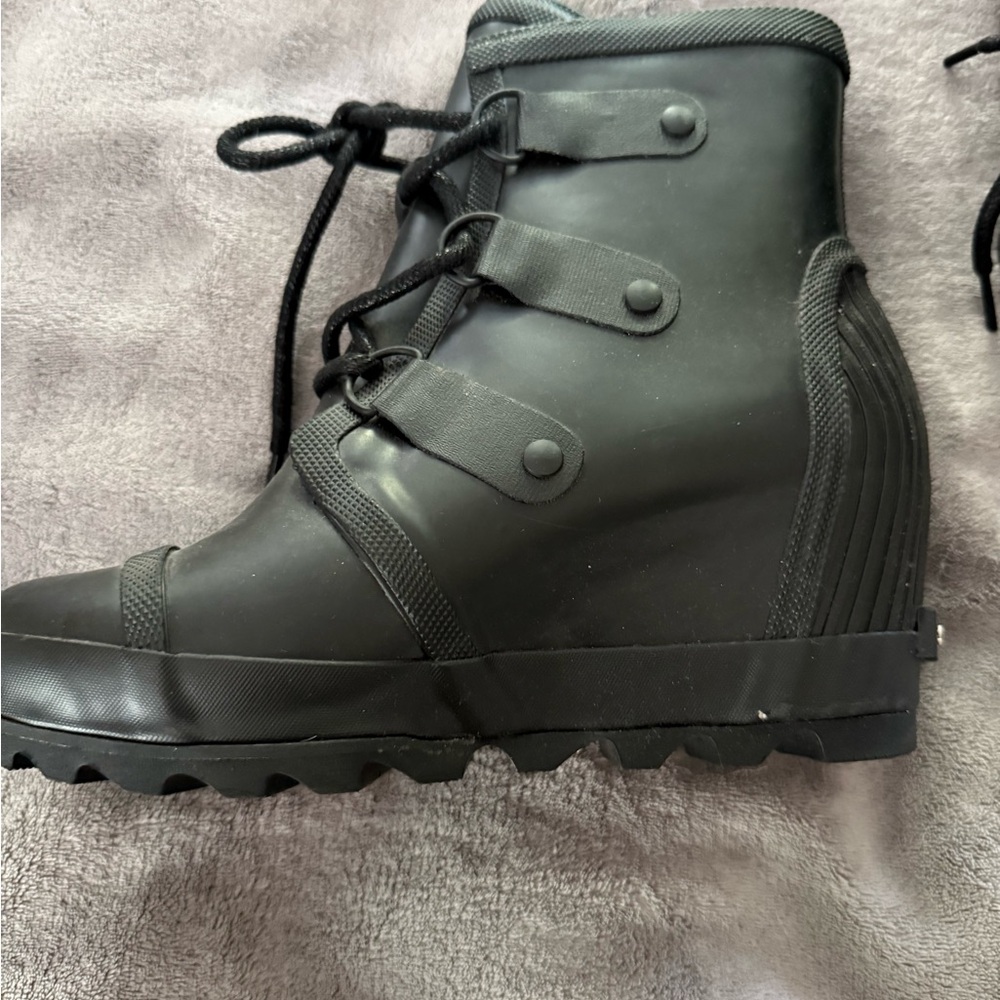 Sorel Black Winter Boots with Rugged Construction